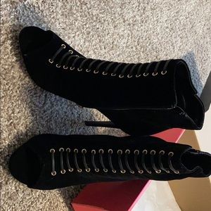 SiZe 8 open toe heel ankle boot